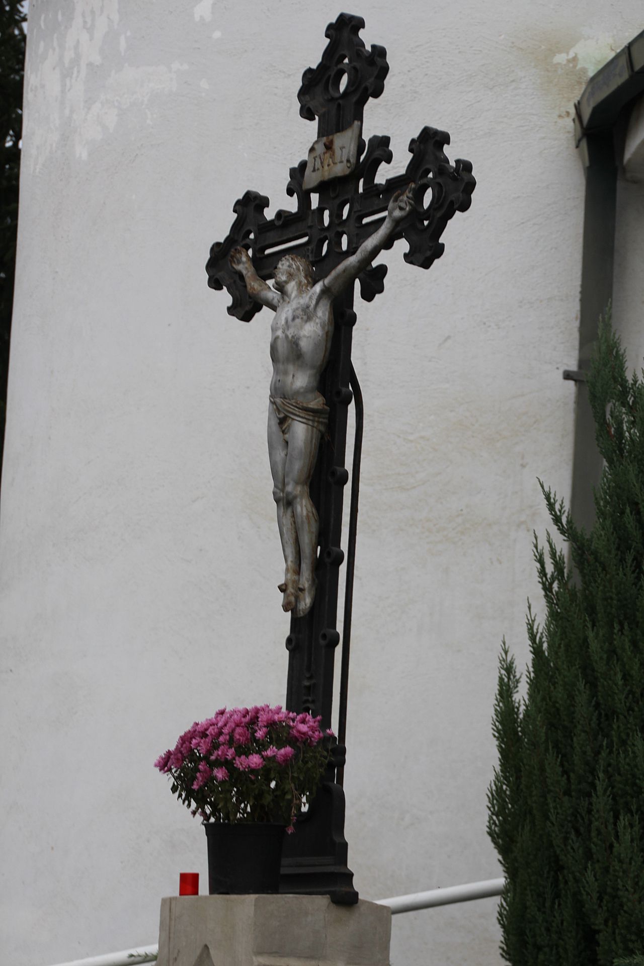 Templom előtti kereszt