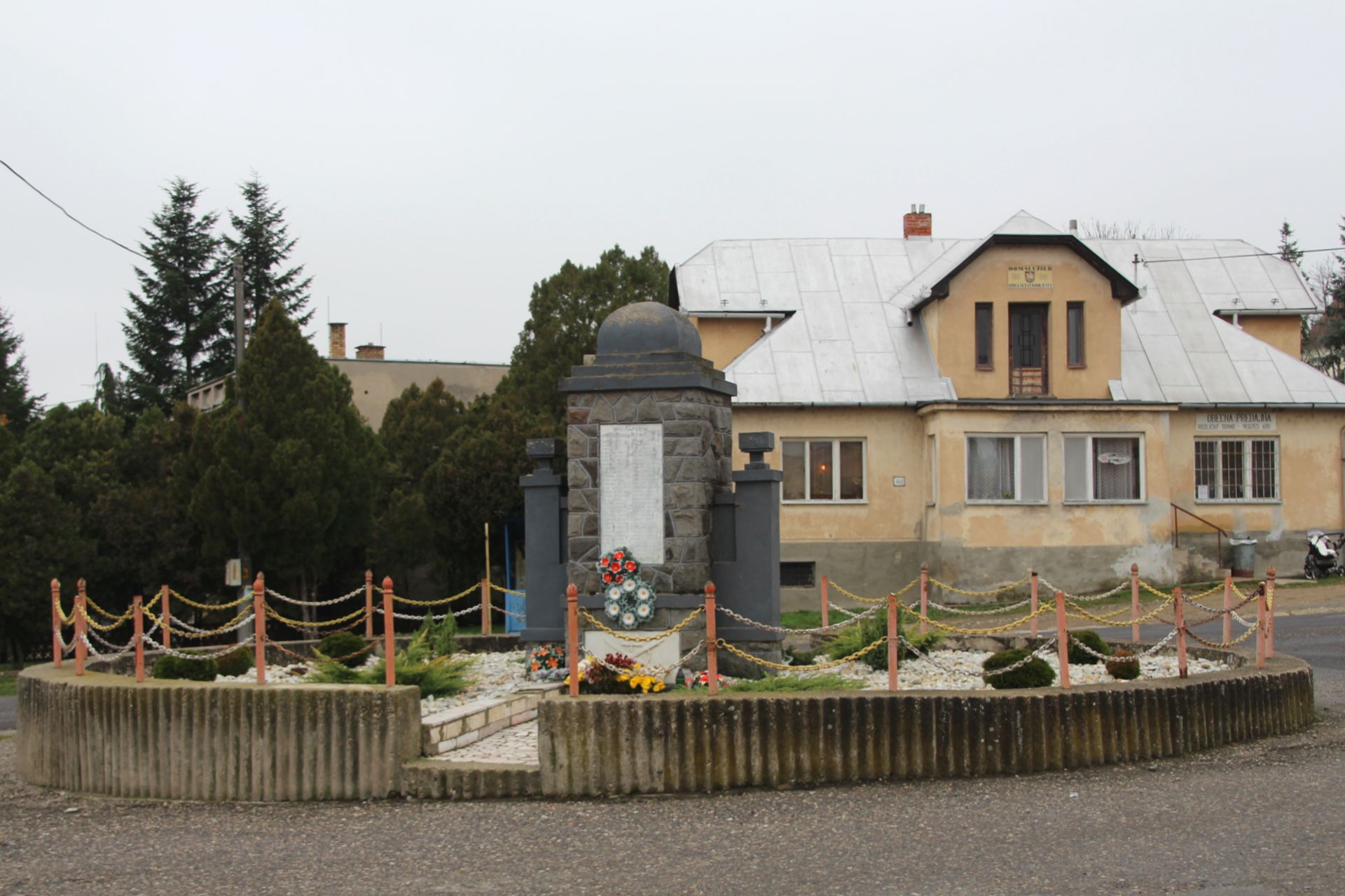 Az 1. és 2. világháború hőseinek emlékműve