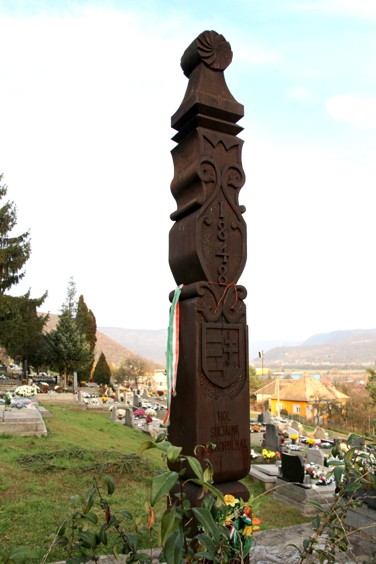 Az 1848-49-i szabadságharc és az anyanyelvi oktatás 50. évfordulójának kopjafája