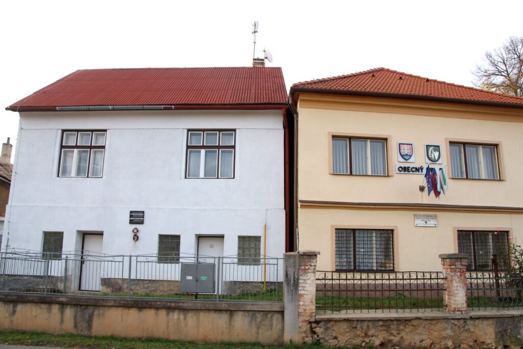 A holokauszt áldozatainak emléktáblája