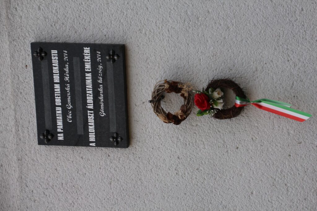 A holokauszt áldozatainak emléktáblája