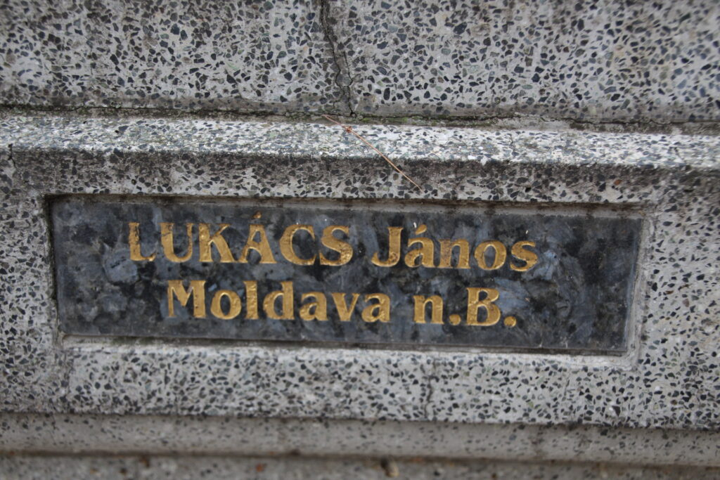 Templomkert előtti kereszt