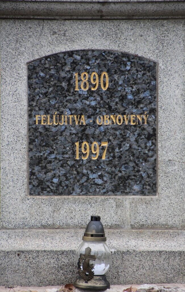 Templomkert előtti kereszt