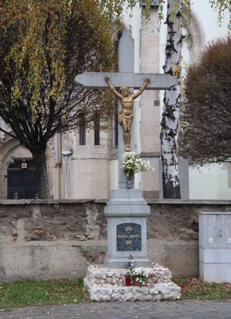 Templomkert előtti kereszt