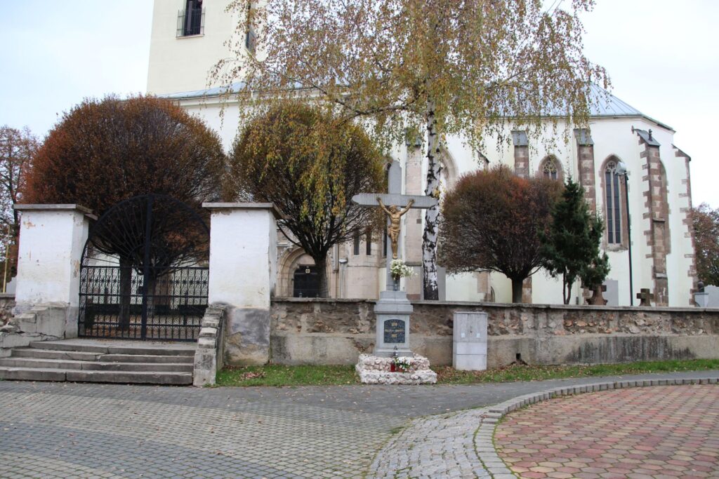 Templomkert előtti kereszt