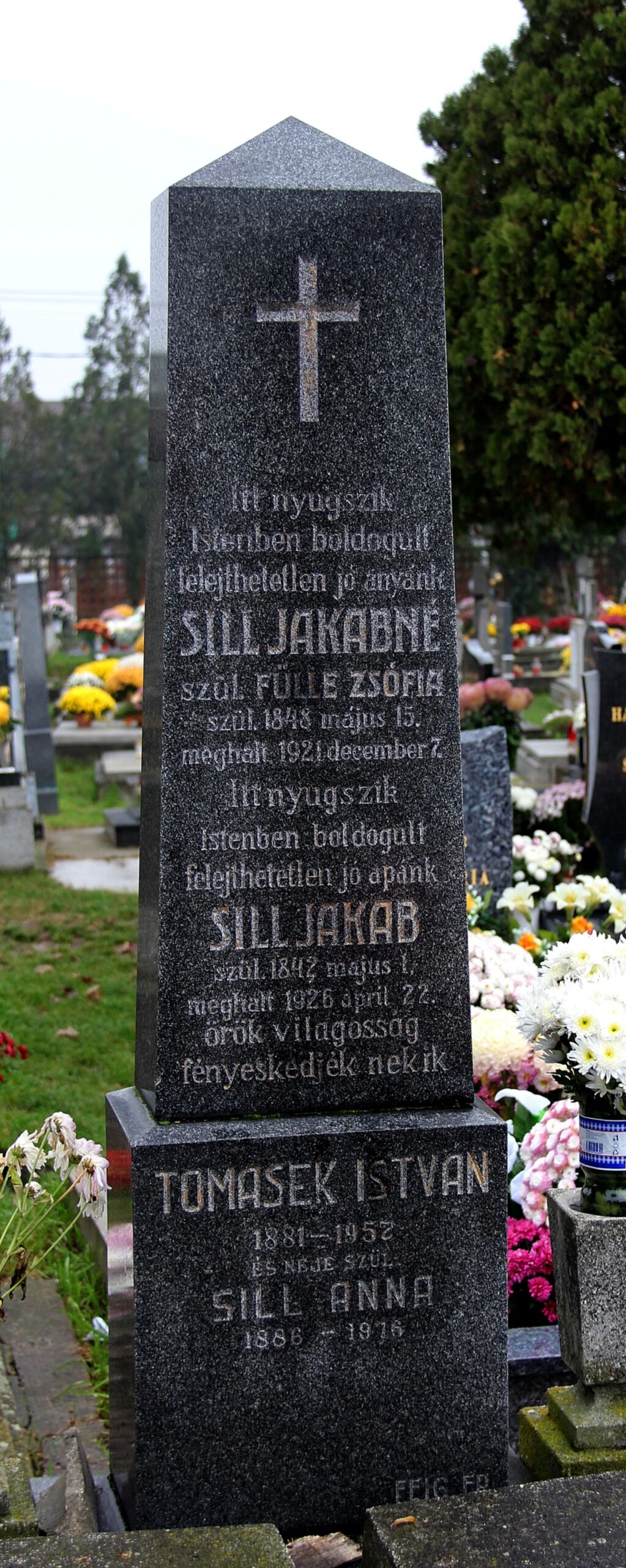 Az oltárt állíttató Sill Jakab és felesége Füle Zsófia síremléke