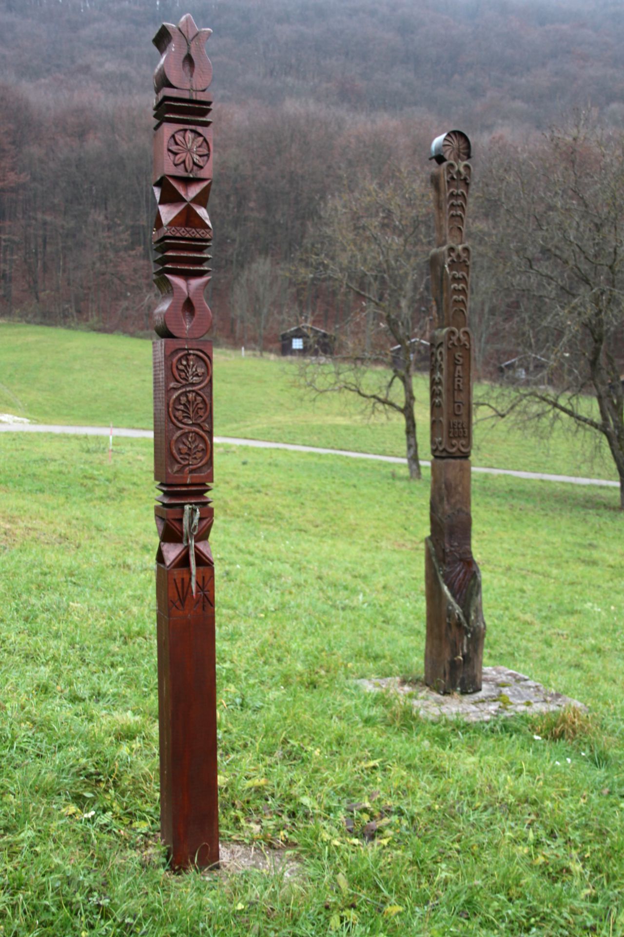 Az Országos Kulturális Ünnepély 50. évfordulójára állított kopjafa Gombaszögön