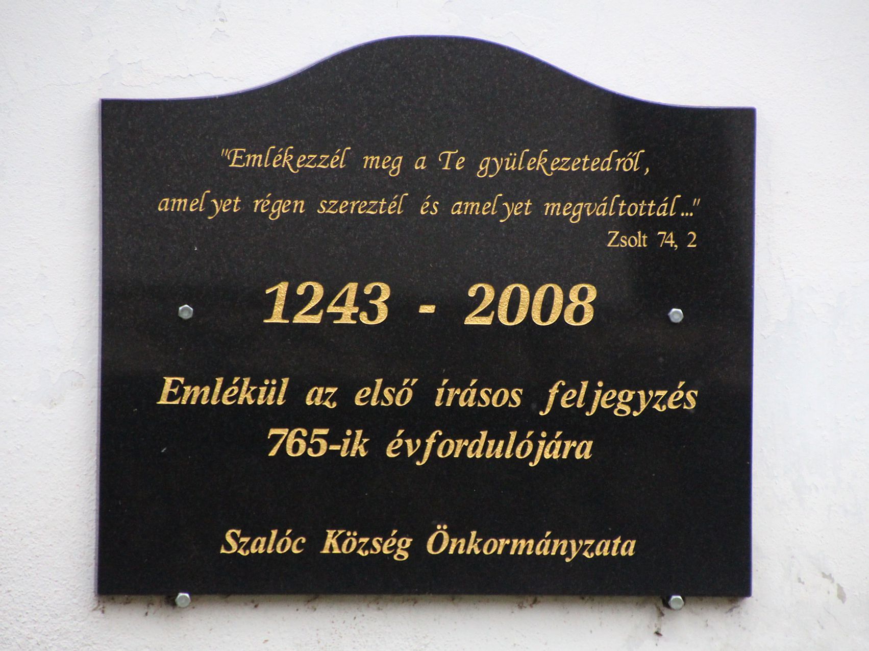 A település első írásos feljegyzésének emléktáblája