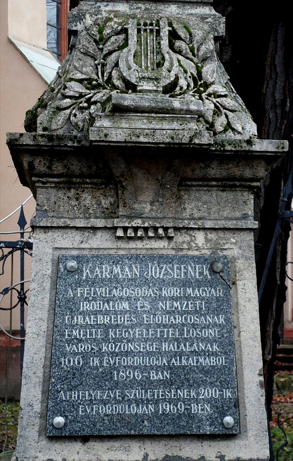 Kármán József emlékműve