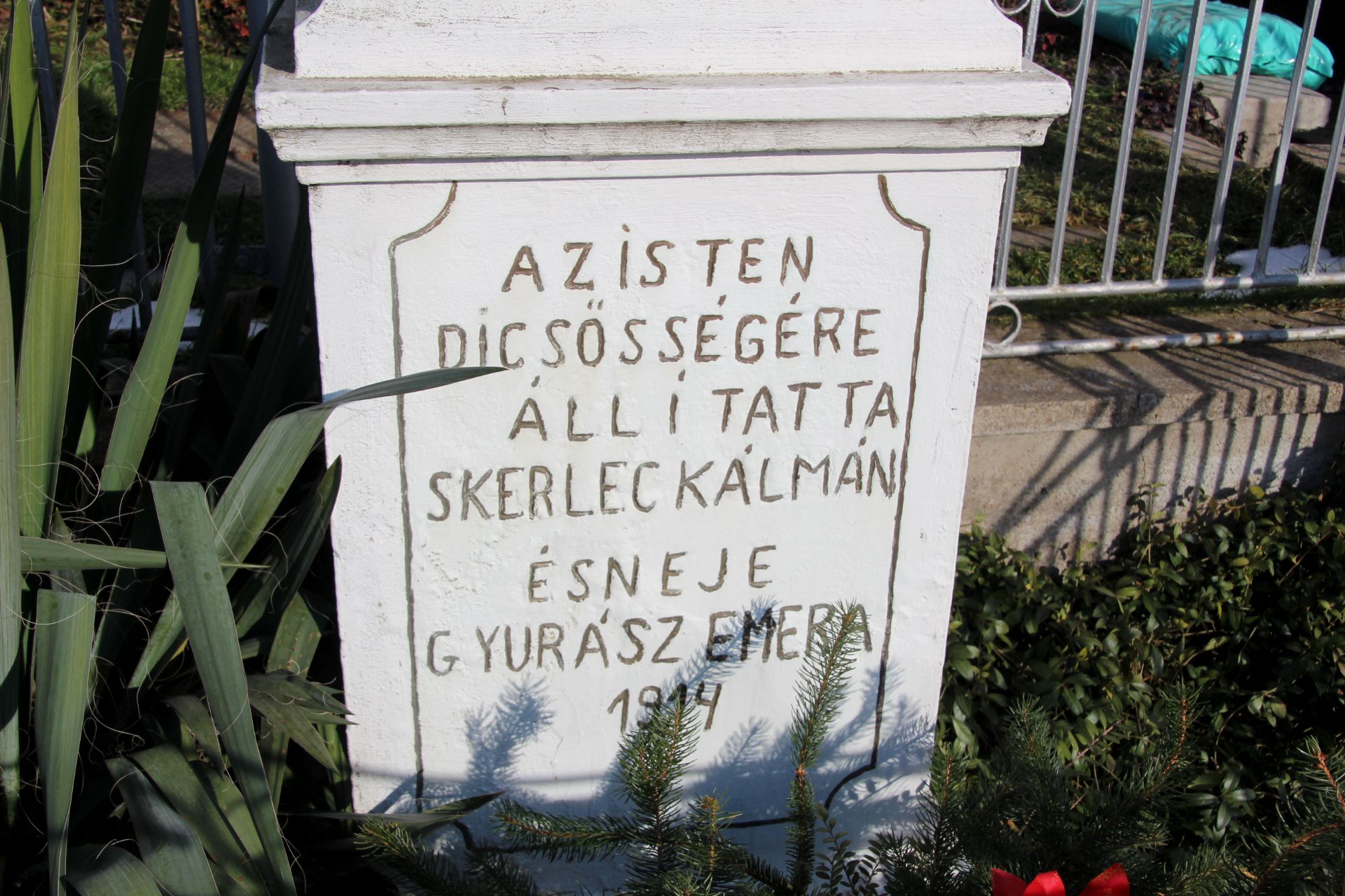 Útmenti vagy Csákyék háza előtt álló kereszt