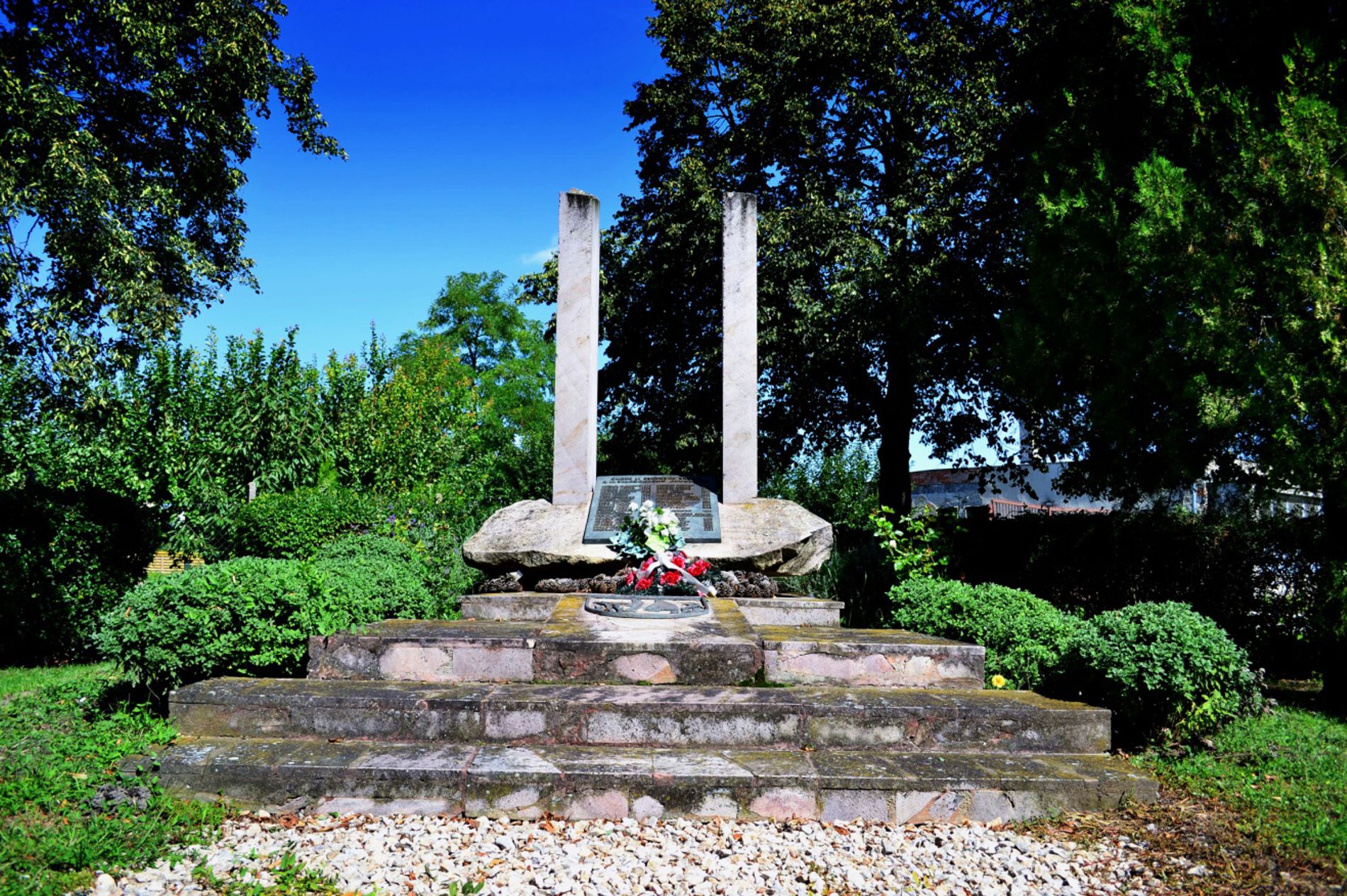 A 2. világháború hőseinek emlékműve