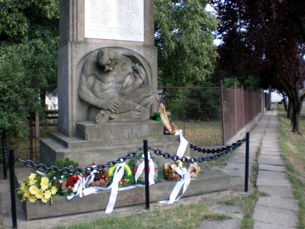 Hősök Szobra, első világháborús emlékmű