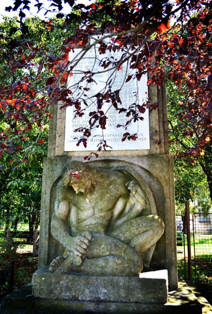 Hősök Szobra, első világháborús emlékmű