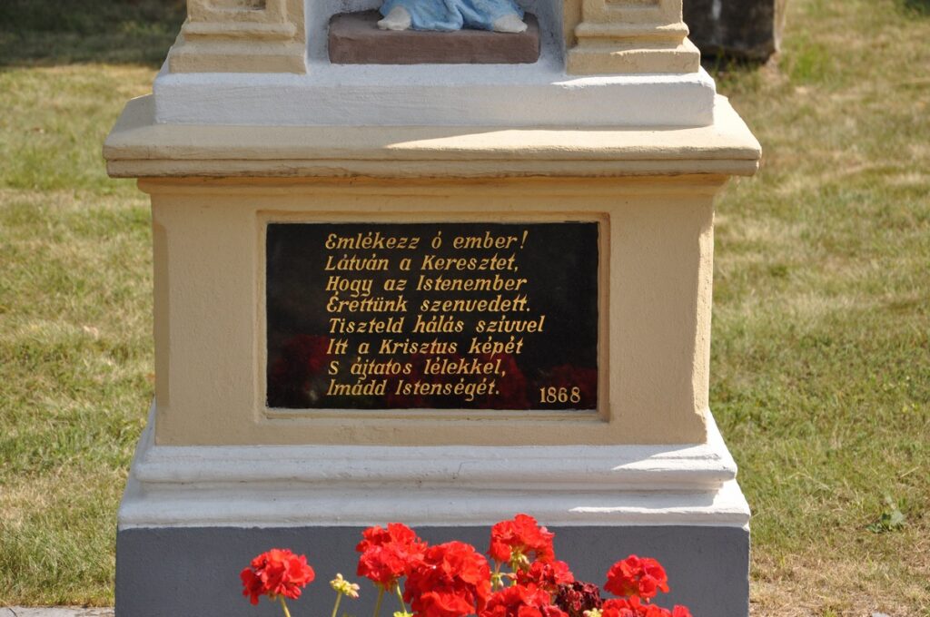 A kislúcsi temető nagykeresztje