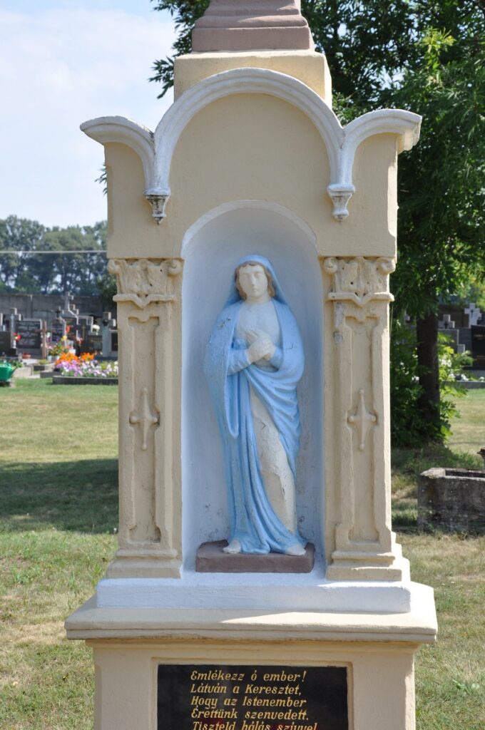 A kislúcsi temető nagykeresztje