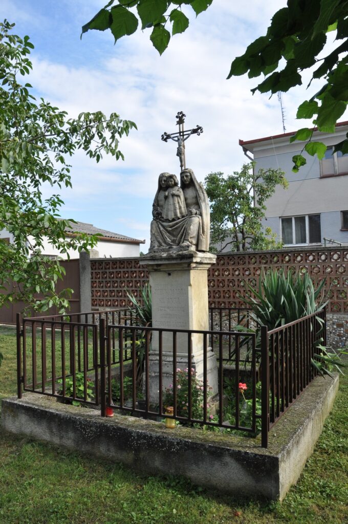 A nagyszarvai Jázus, Mária és Szent Anna-szobor