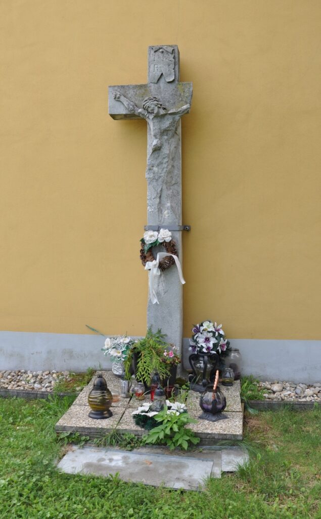 A nagyszarvai temető régi nagykeresztje