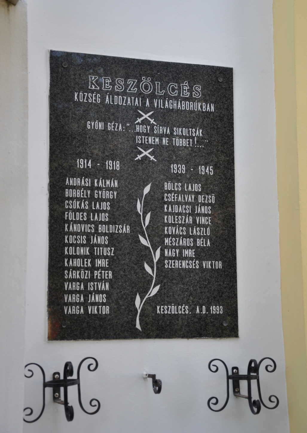 Keszölcés község 1. és 2. világháborús katonahalottjainak emléktáblája