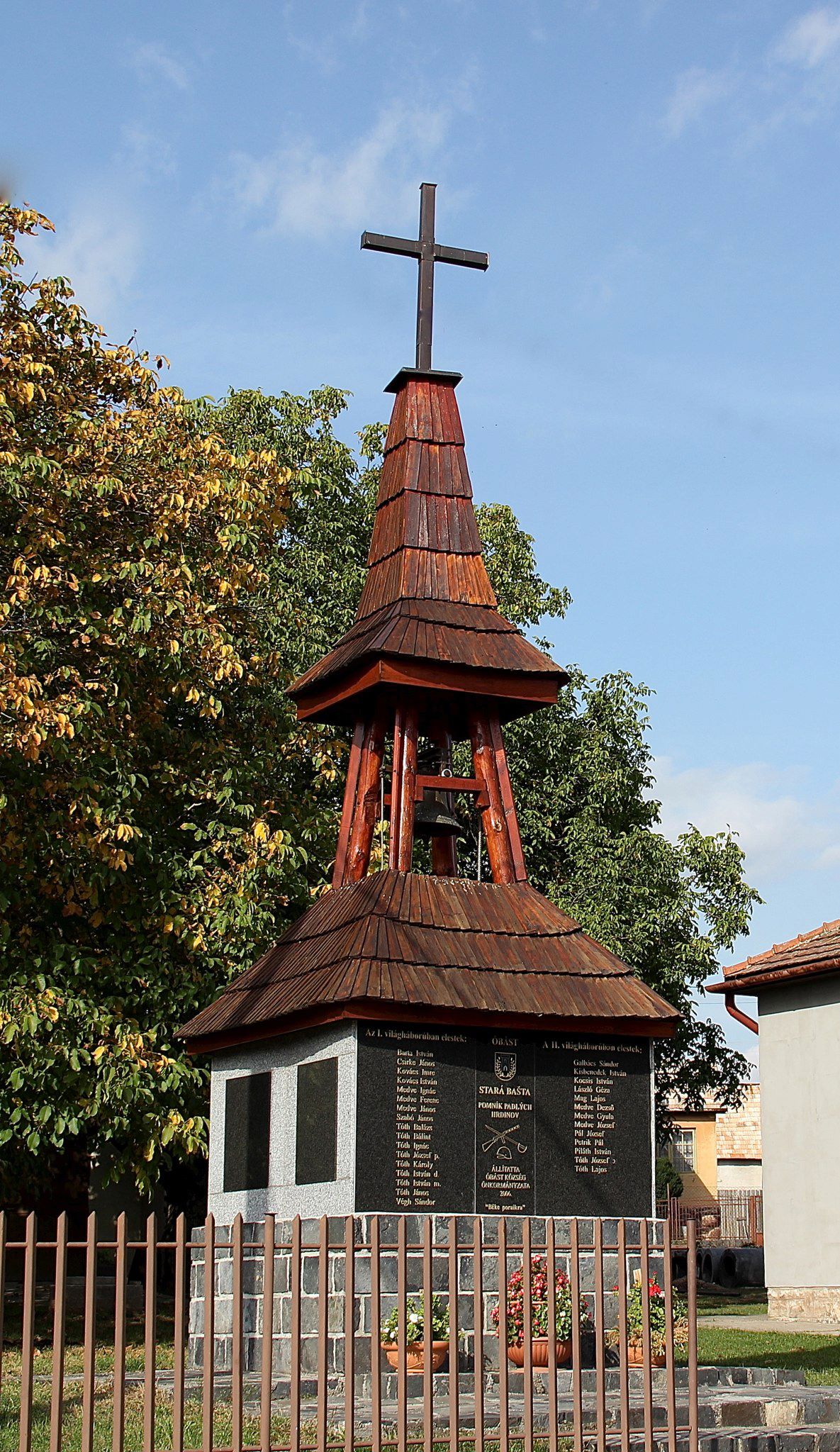 Az 1. és 2. világháború hőseinek emlékműve