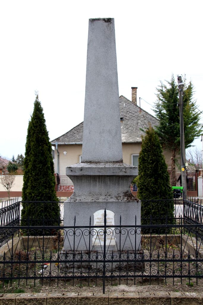 Az 1. és 2. világháború hőseinek emlékműve