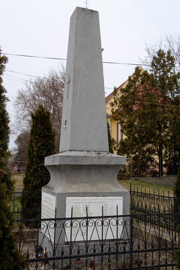 Az 1. és 2. világháború hőseinek emlékműve