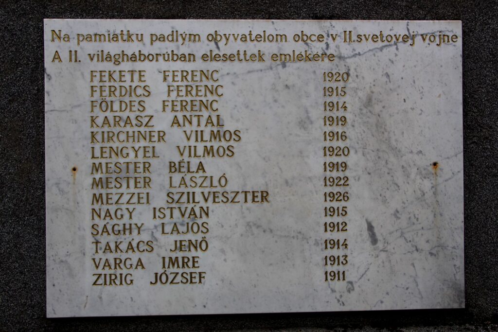 Az 1. és 2. világháború hőseinek emlékműve