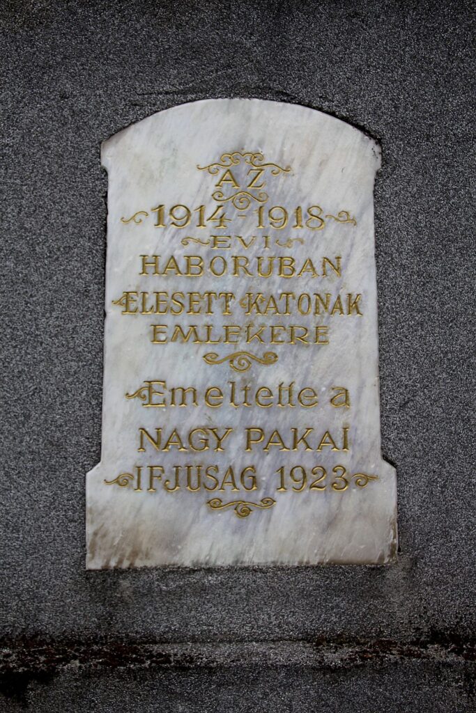 Az 1. és 2. világháború hőseinek emlékműve