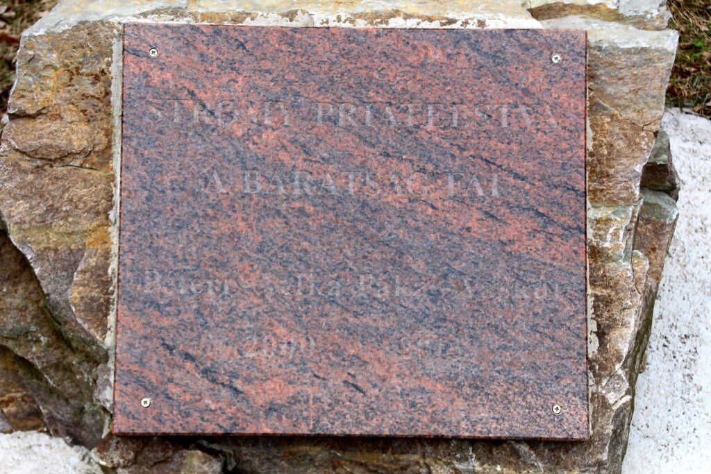 A barátság fái emléktábla