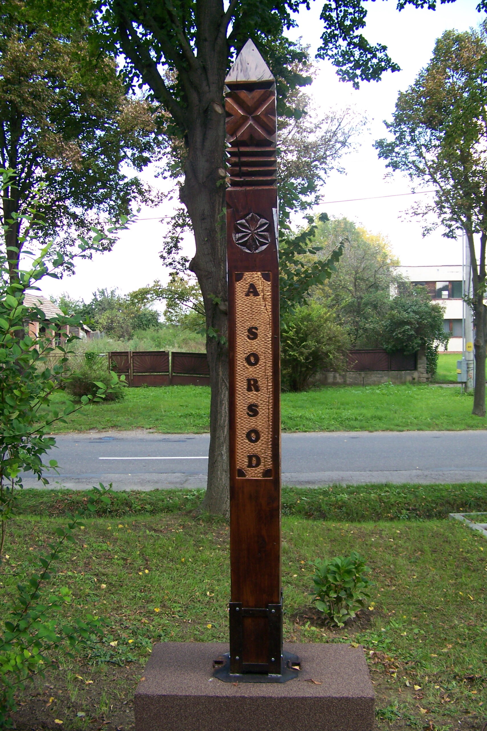 Kopjafa a farnadi községháza előtt