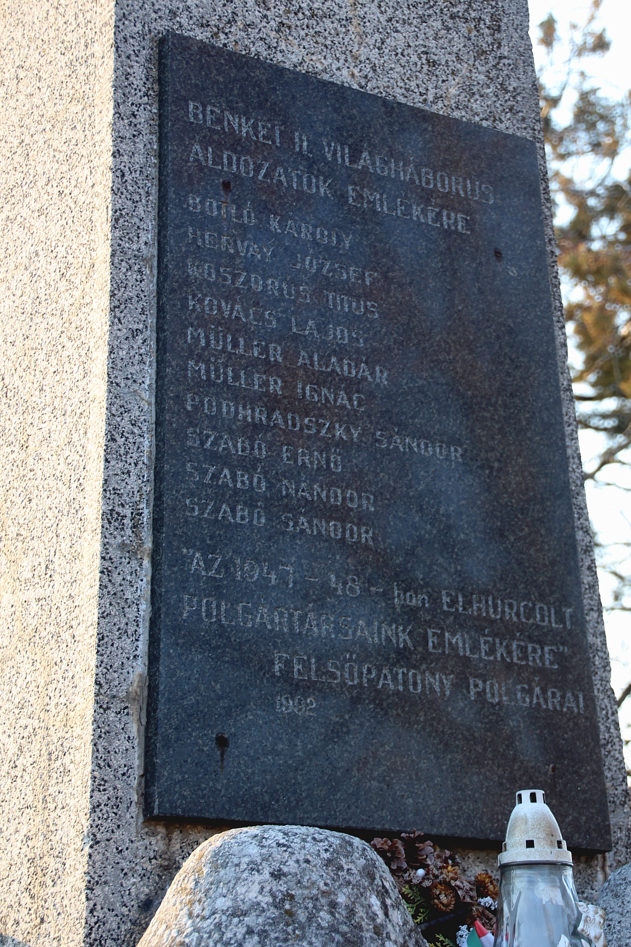 Az 1. 2. világháború hőseinek és a kitelepítettek emlékműve