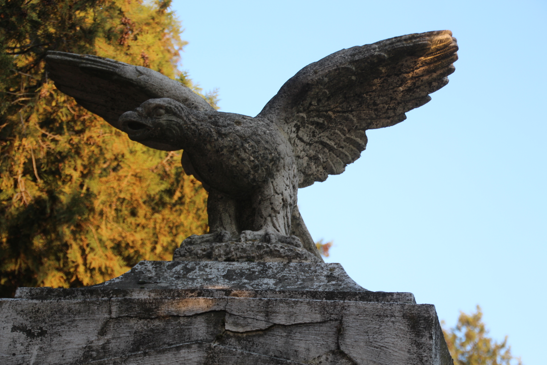 Az 1. 2. világháború hőseinek és a kitelepítettek emlékműve