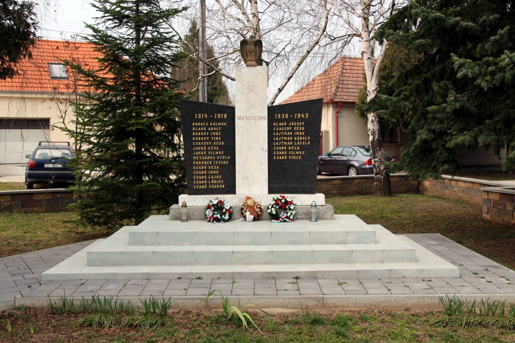 Az 1. és 2. világháború hőseinek emlékműve