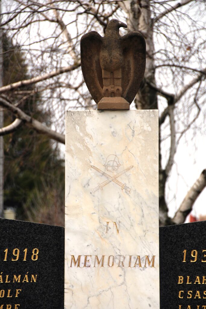 Az 1. és 2. világháború hőseinek emlékműve