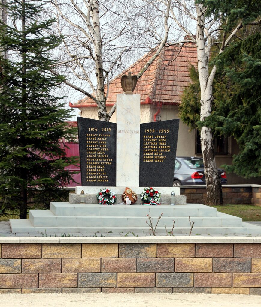 Az 1. és 2. világháború hőseinek emlékműve