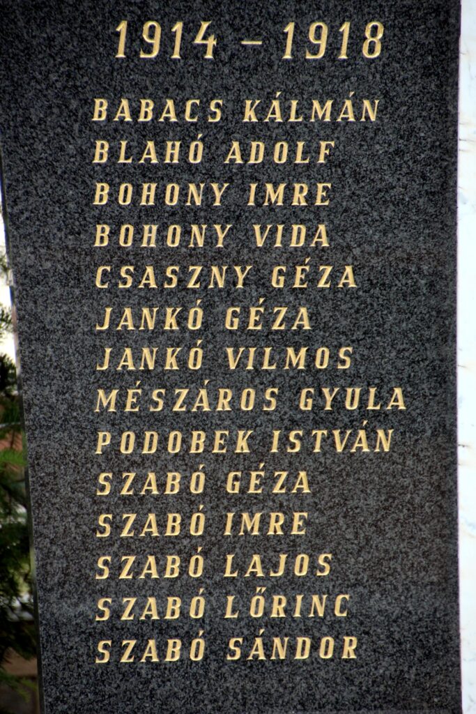 Az 1. és 2. világháború hőseinek emlékműve