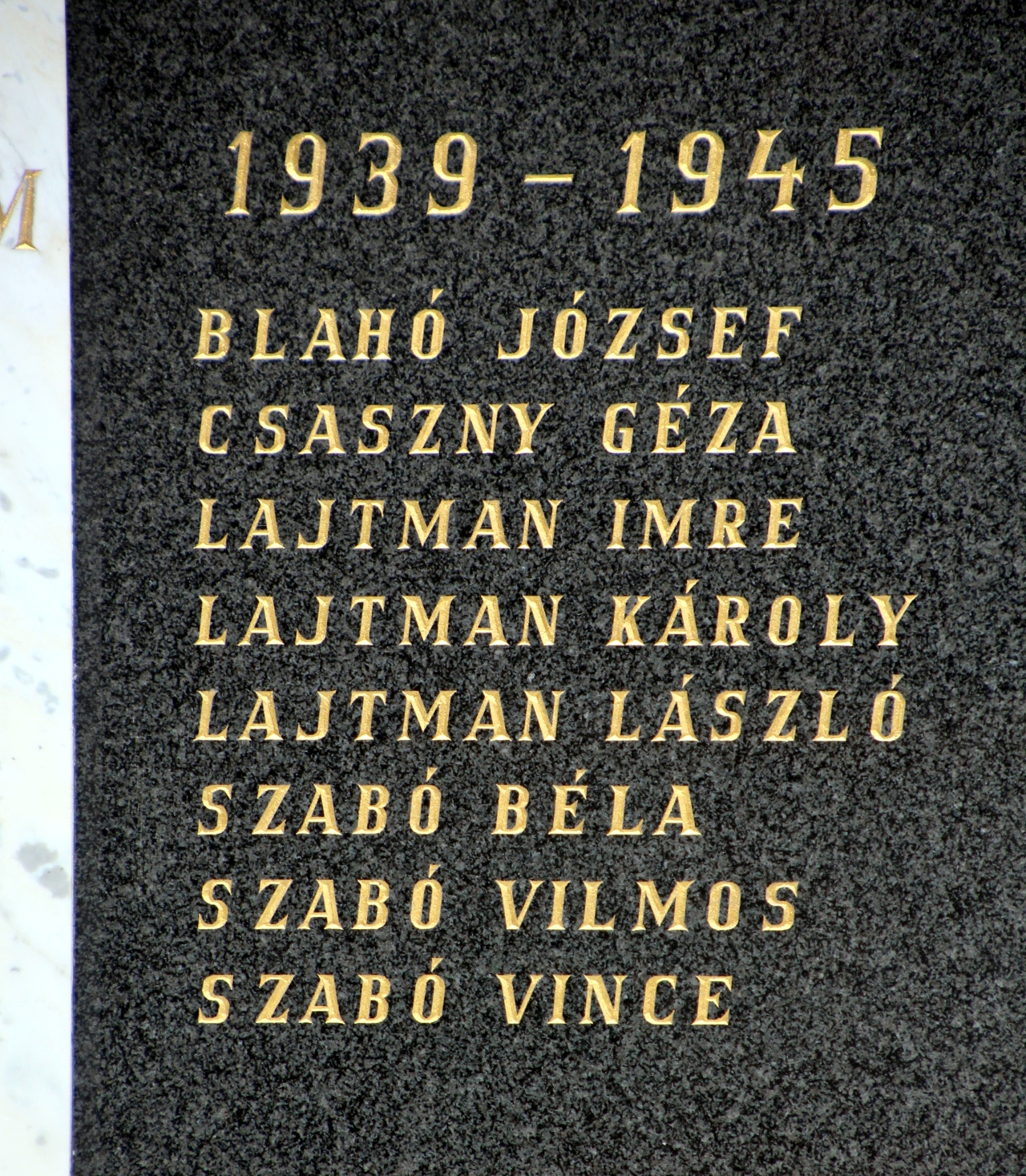 Az 1. és 2. világháború hőseinek emlékműve