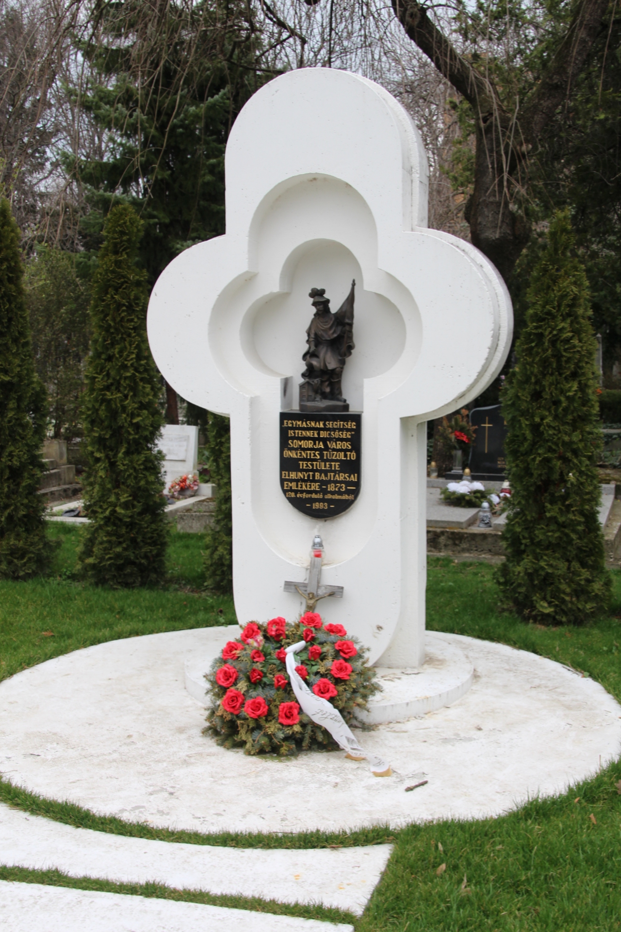 Az önkéntes tűzoltók elhunyt bajtársaik emlékére állított szobra