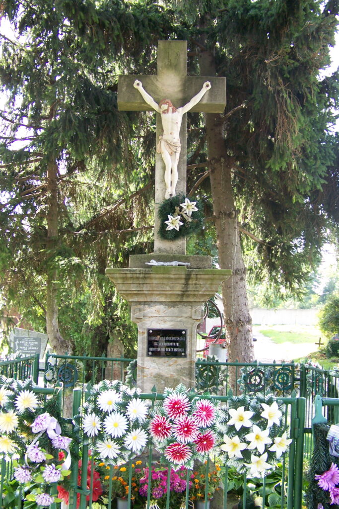 A farnadi katolikus temető központi keresztje