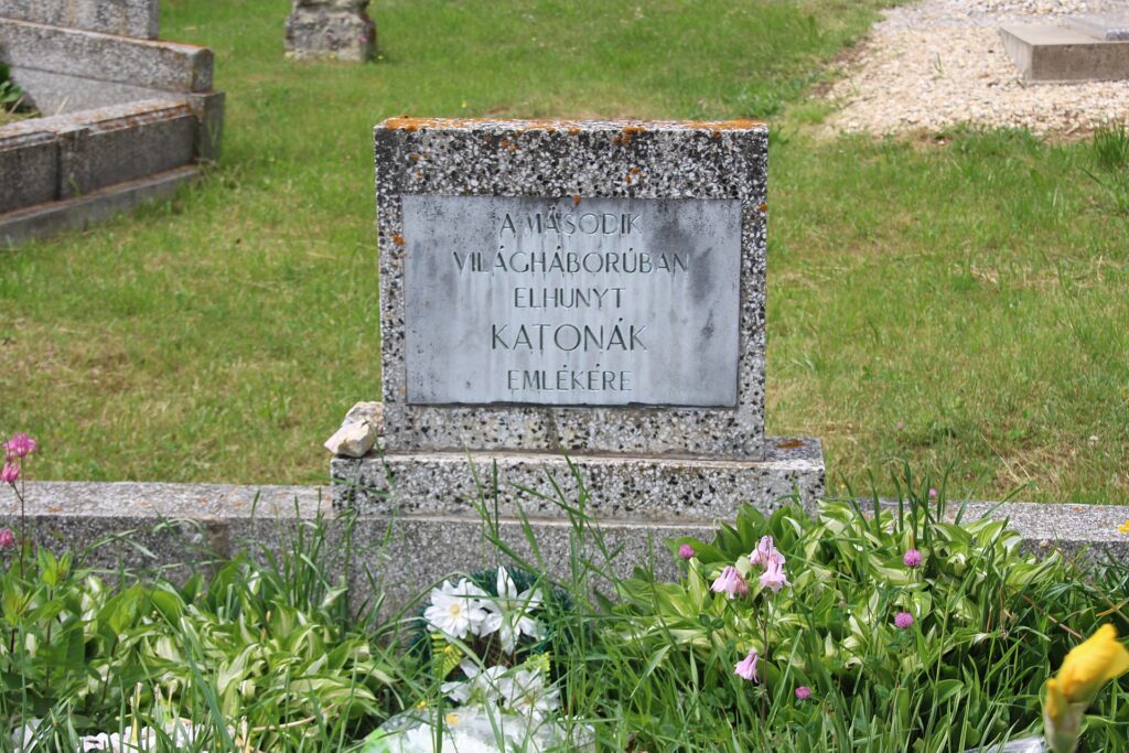 A második világháborúban elhunyt katonák sírja