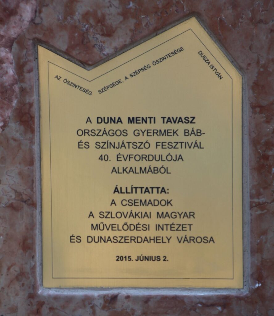 A Duna Menti Tavasz emlékjele