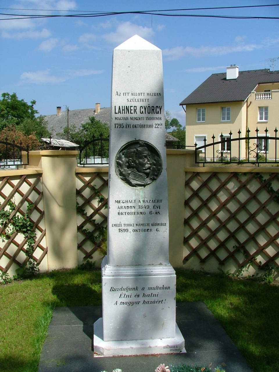 Lahner György emlékoszlopa