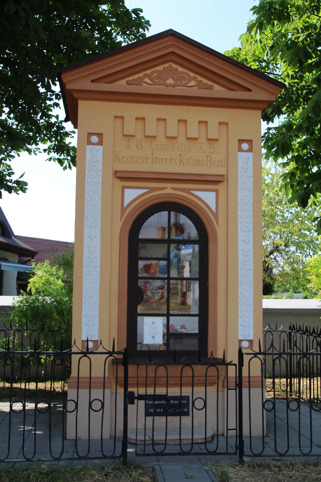 Szoborfülkés képoszlop