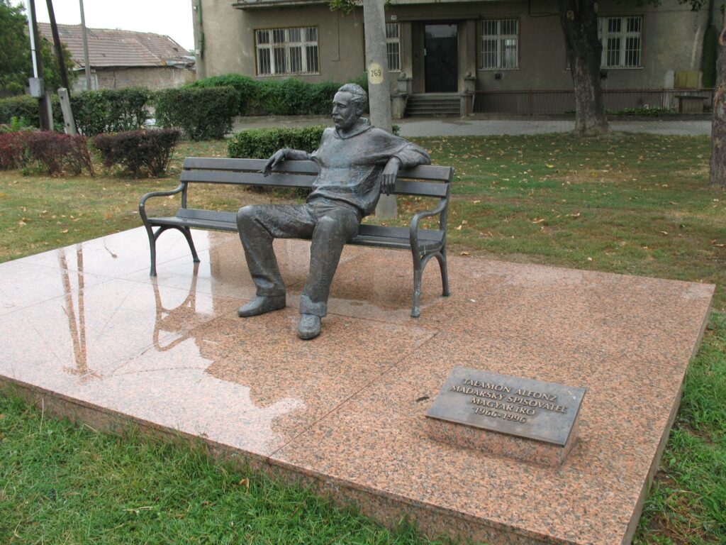 Talamon Alfonz író bronzszobra