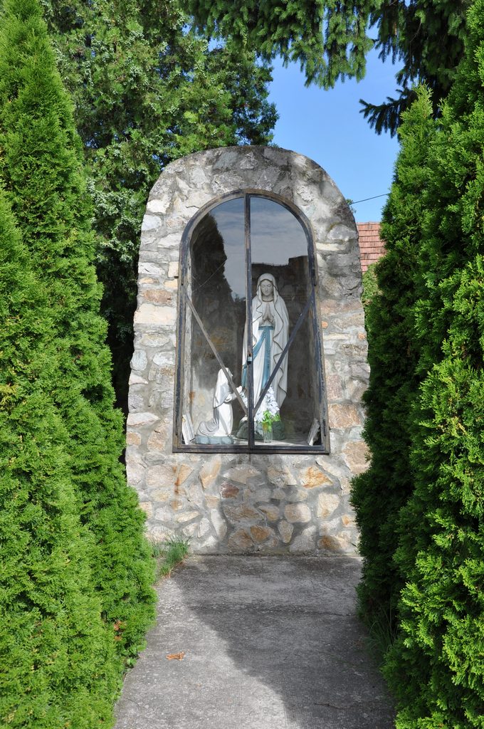 Lourdes-i barlang Sülyben