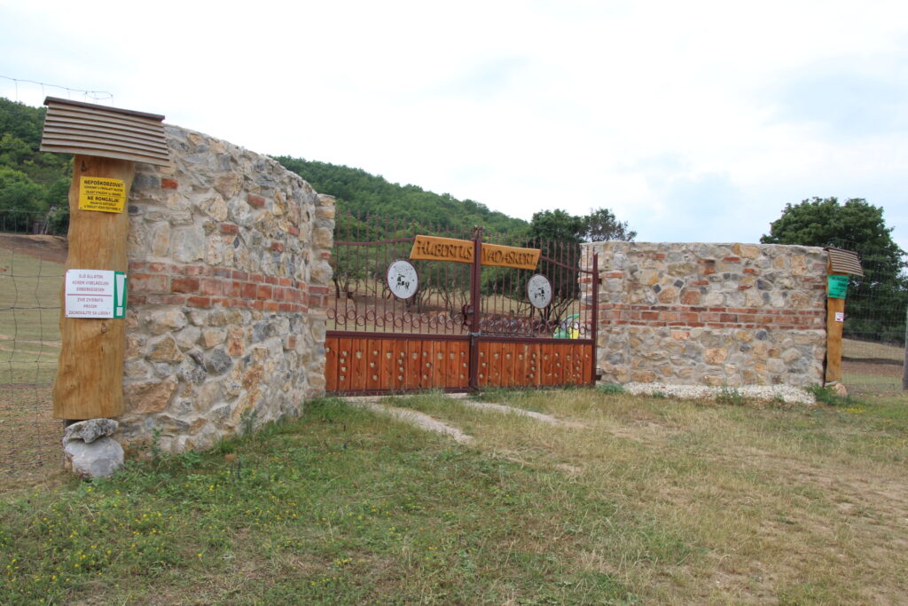 A Hubertus Vadaskert kopjafája és keresztje