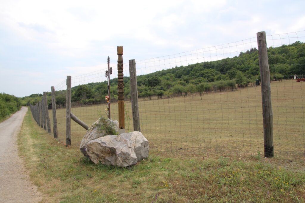 A Hubertus Vadaskert kopjafája és keresztje