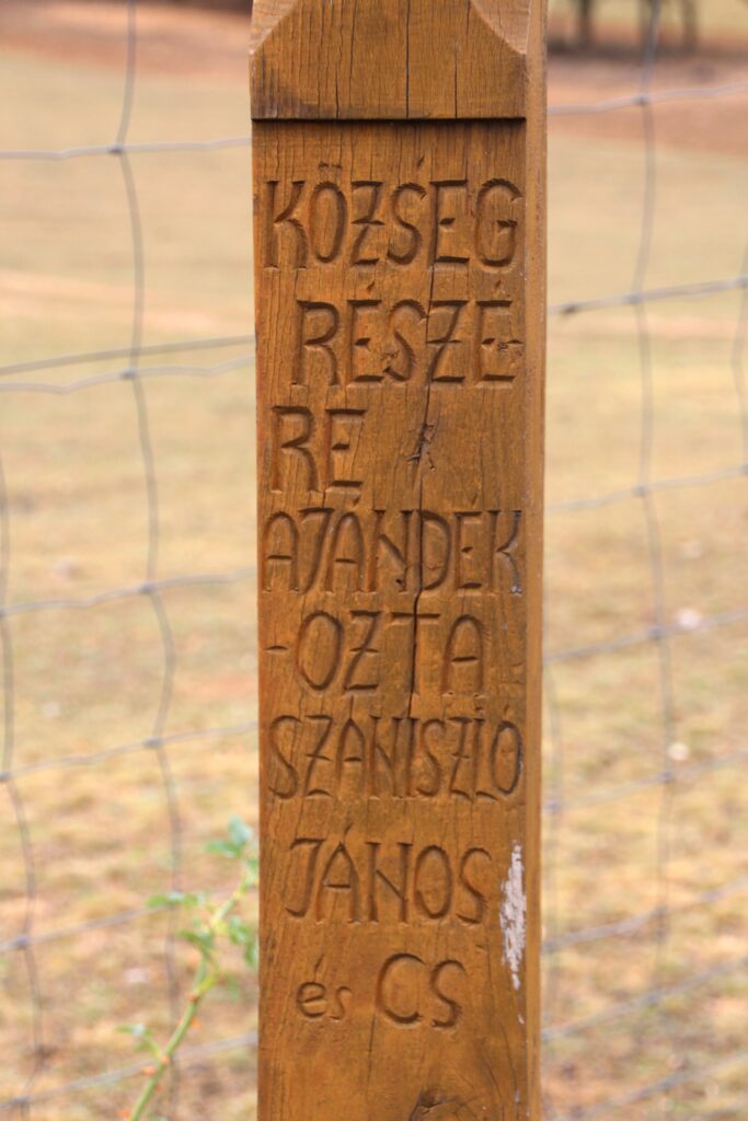 A Hubertus Vadaskert kopjafája és keresztje