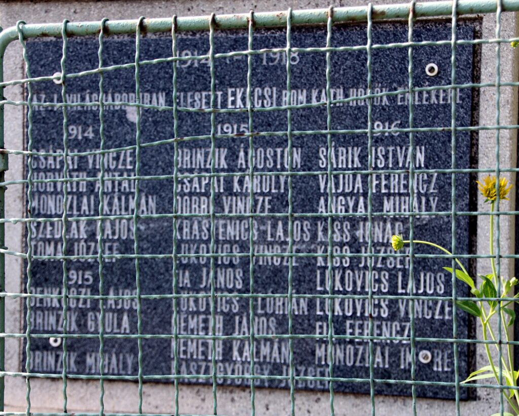 Az 1. és 2. világháború hőseinek emlékműve