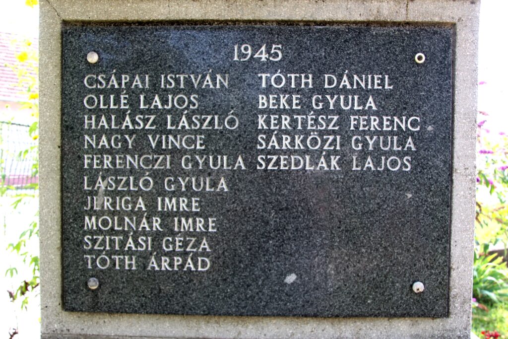 Az 1. és 2. világháború hőseinek emlékműve