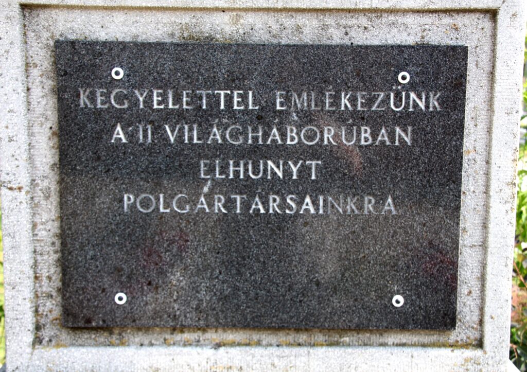 Az 1. és 2. világháború hőseinek emlékműve